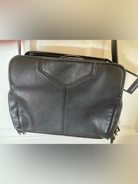 Nine West TASTIEXBDY crossbody bag in black.